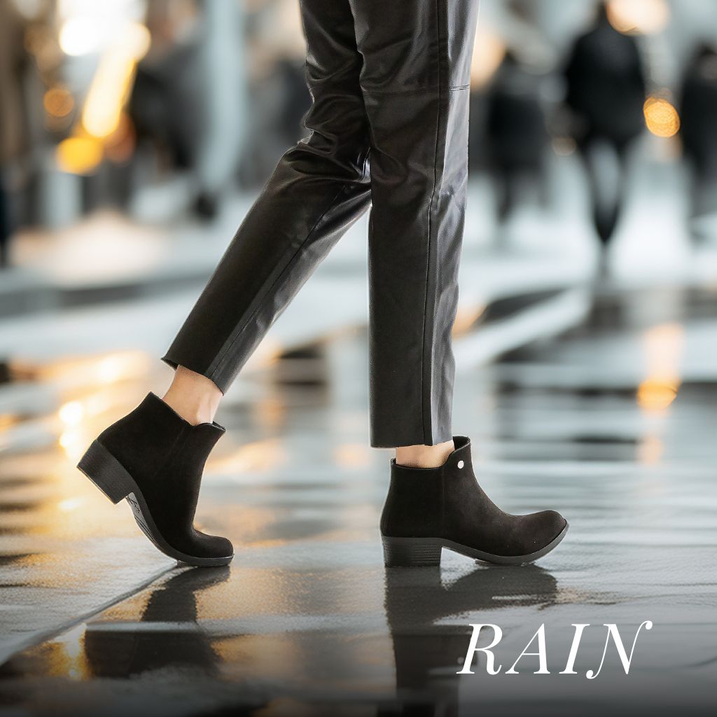 These women’s rainproof ankle boots provide classic elegance with practical protection for stylish wet-weather wear.