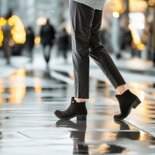 A classic rainproof ankle boot, featuring a smooth waterproof upper, sleek design, and a low heel for stylish wet-weather wear.